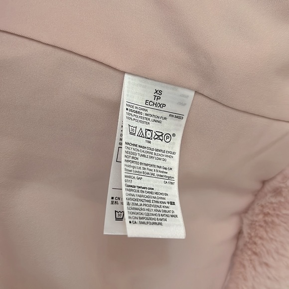 GAP Faux Fur Jacket XS. Sooo soft and plush - Picture 5 of 6